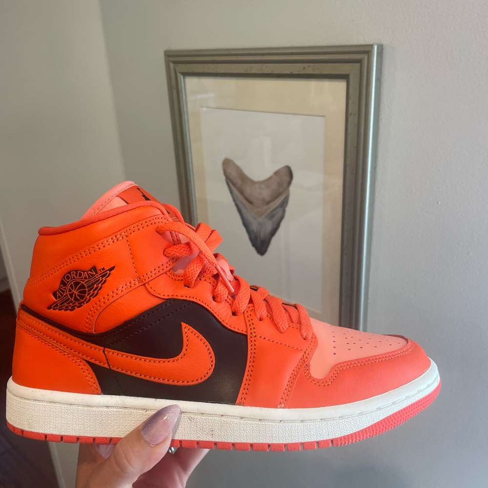 Air Jordan 1 Mid SE Women’s Size 8 EUC